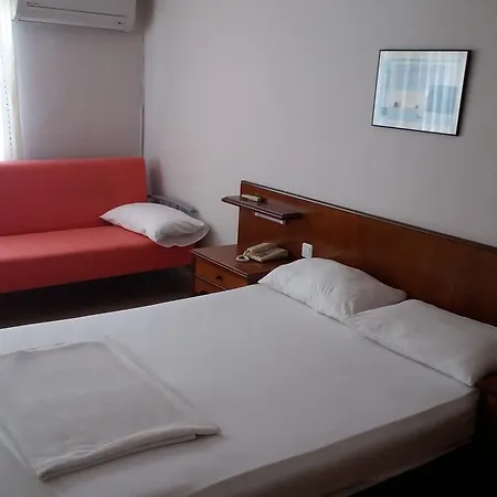 Отель Isinda